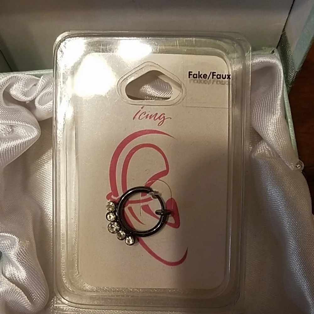 👸👂💎NWT Faux Cartilage Earring by Icing